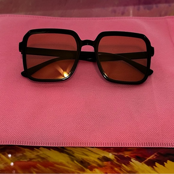 BUNDLE OF FASHION SUNGLASSES - Picture 3 of 7